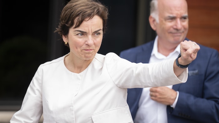 Christine Fréchette lève le poing en l'air.