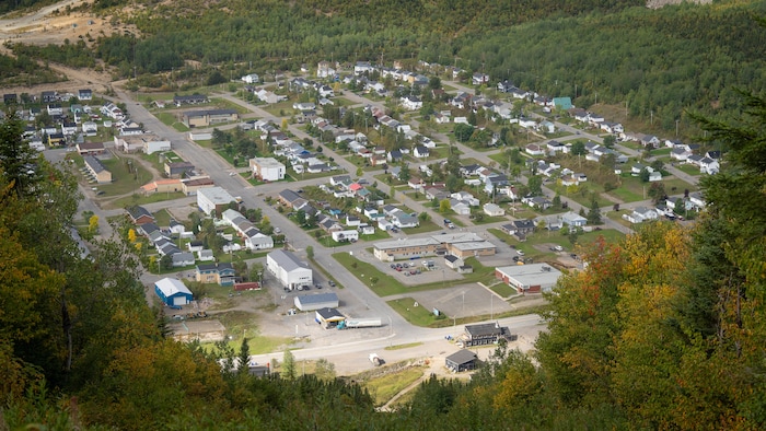 Petite ville située au pied des montagnes