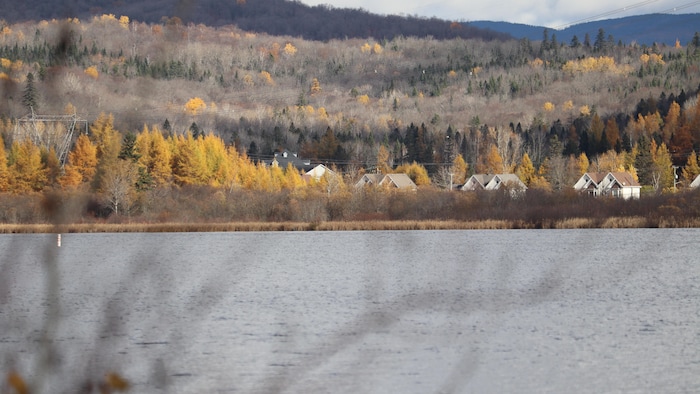 Le lac Saint-Charles en automne.