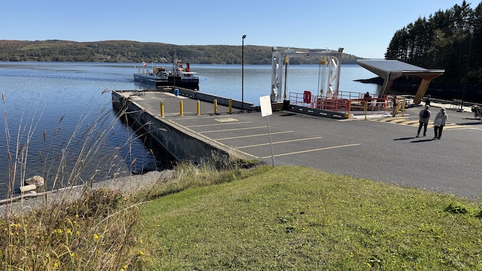 Le Corégone, le traversier du lac Témiscouata, s'approche du quai.