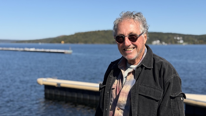 Serge Fortin, près de son bateau, sur le lac Témiscouata.
