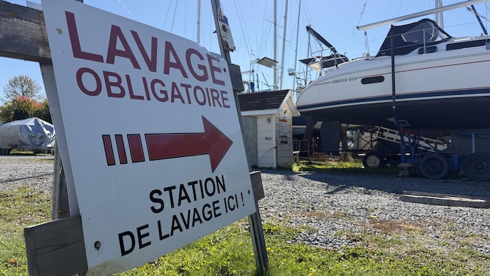 Une station de lavage pour les embarcations, près du lac Témiscouata.