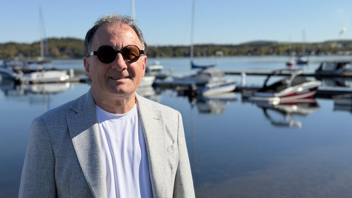 Christian St-Pierre, sur le bord du lac Témiscouata.