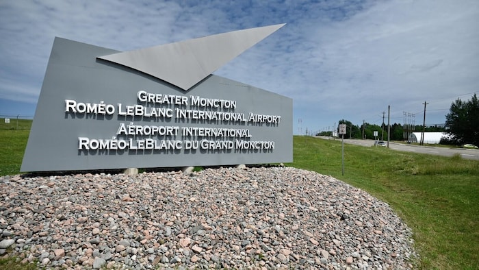 L'enseigne de l'aéroport près de la route.