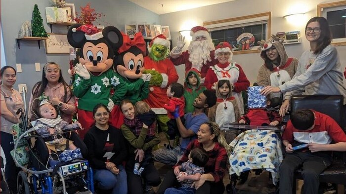 Pendant le Temps des Fêtes, le Hispanos en Regina - Community Services Incorporated a organisé la visite du Père Noël et d'autres personnages auprès des enfants aux besoins particuliers de la garderie spécialisée Hope's Home de Regina.