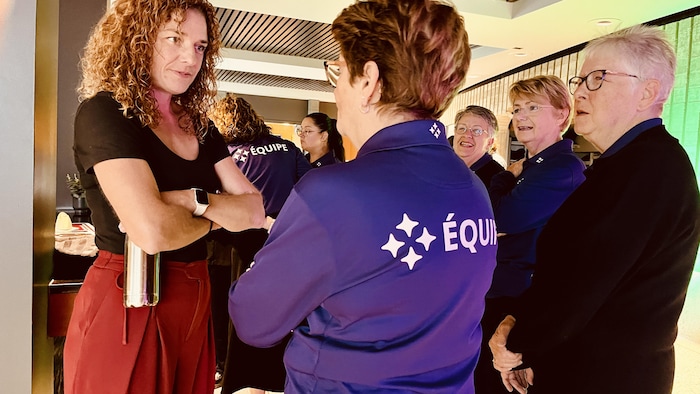 Alexandra Cloutier avec des bénévoles avant l'événement. 