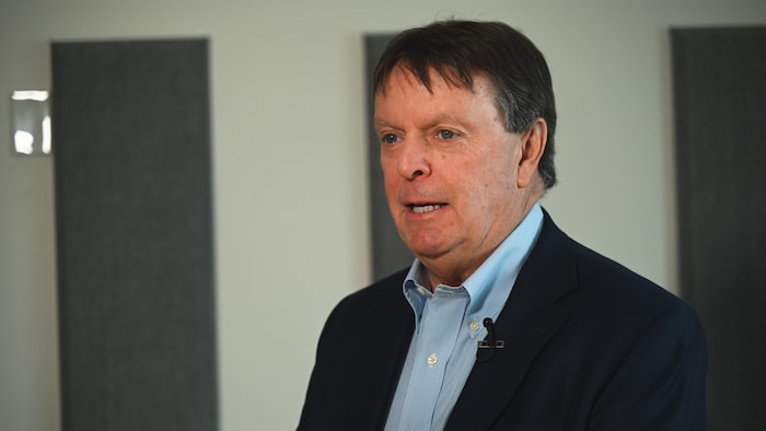 Michel Doucet dans un studio