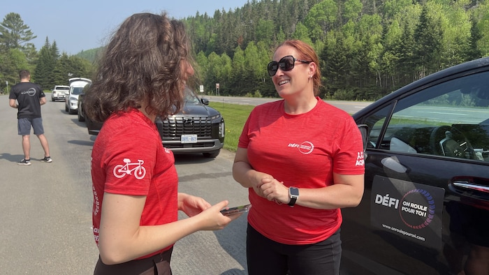 Laurie Carrier discute avec une autre bénévole.