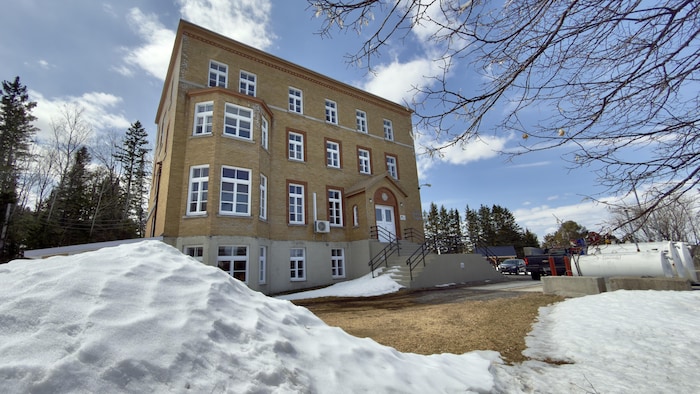 Extérieur du bâtiment de quatre étages.