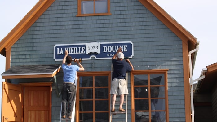 Deux personnes a installé une nouvelle bannière.