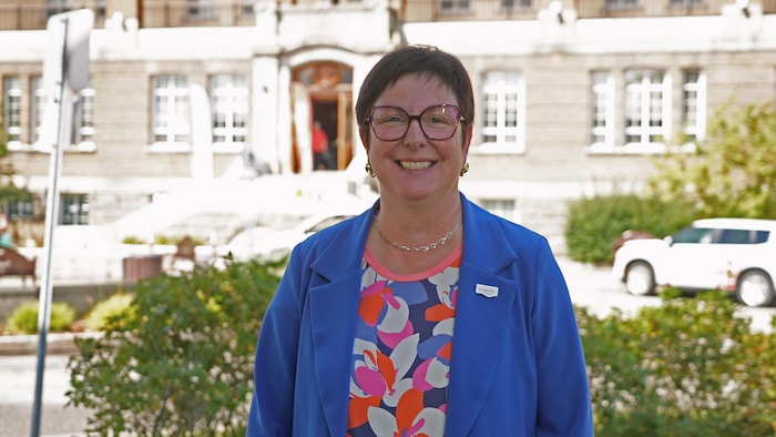 Julie Gasse devant le cégep de Rimouski.