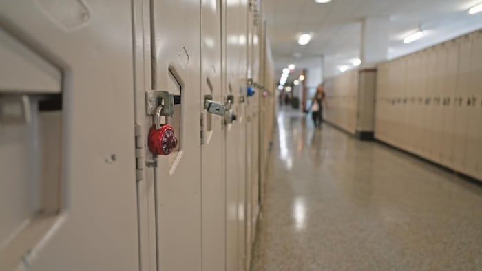 Des rangées de casiers dans un corridor.