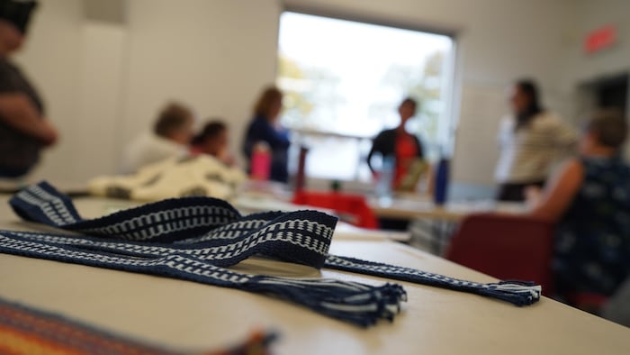 Une bande de tissu fabriquée à partir d'un métier à tisser à galons. 