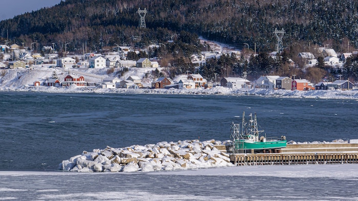 Un bateau de pêche sur le quai des Méchins en hiver.