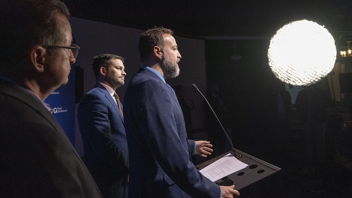 Simon-Pierre Savard-Tremblay en point de presse aux côtés d'Yves-François Blanchet et de Paul St-Pierre Plamondon.