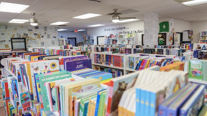 L'intérieur d'une librairie.