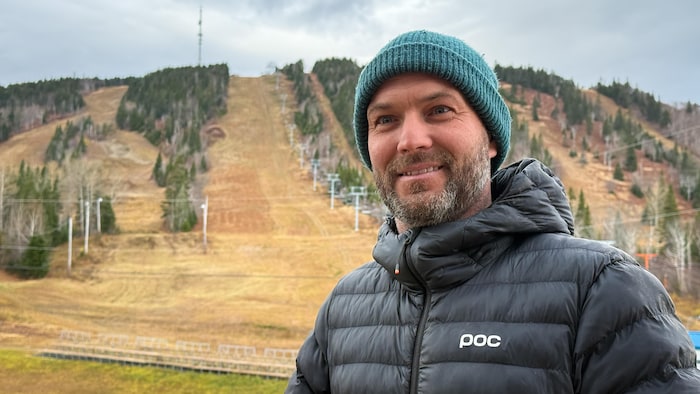 Manuel Cantin devant les pentes de ski en automne.