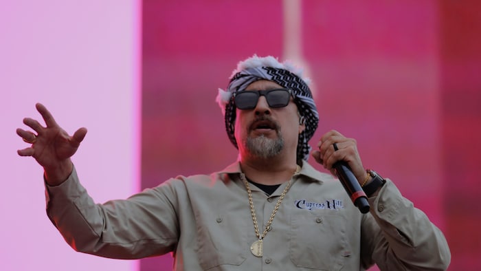 Un chanteur sur scène.