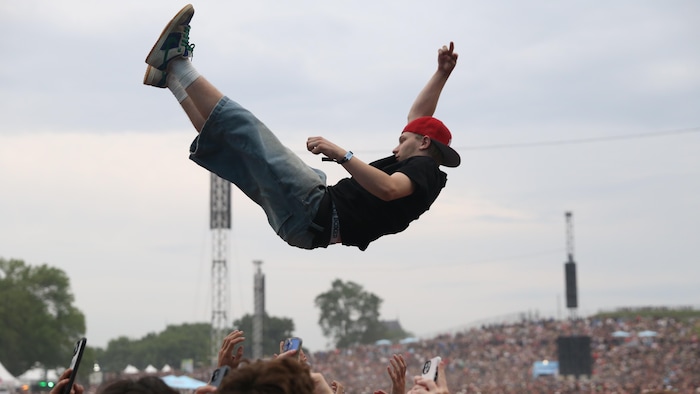 Un homme lancé dans les airs par la foule.