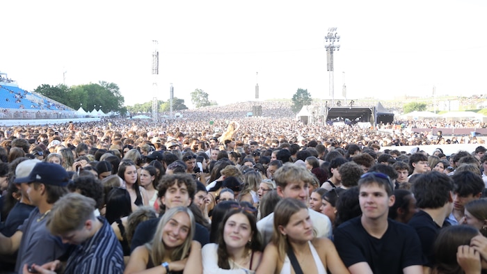 Une foule sur les plaines d'Abraham.