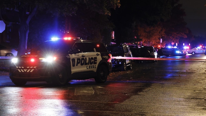 Des voitures de police le soir.