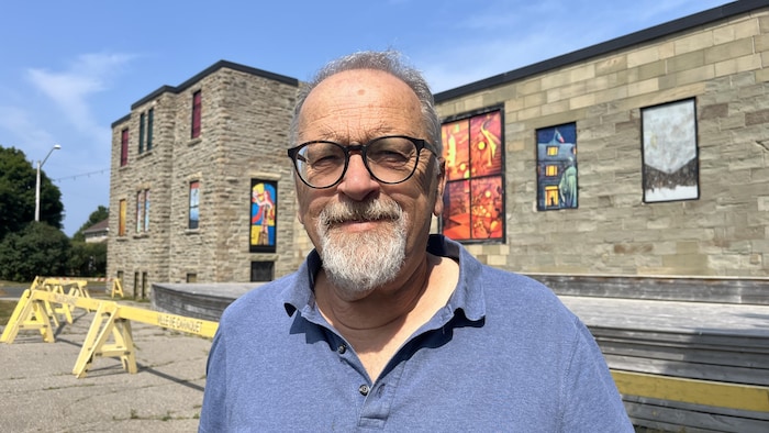Le maire devant les ruines du Vieux couvent de Caraquet.