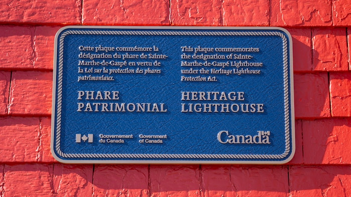 La plaque de bronze.