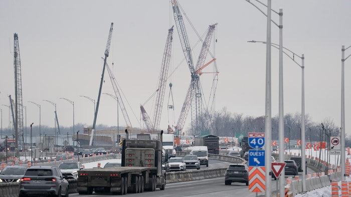 Des grues le long d'un pont en construction.