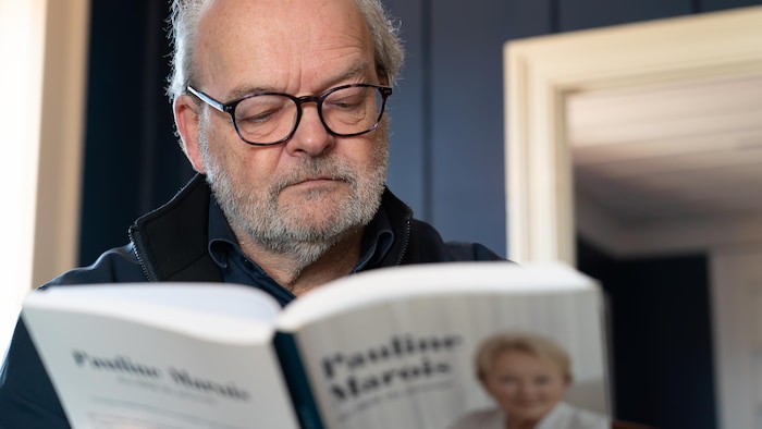 Le préfet lit le livre des mémoires de Pauline Marois.