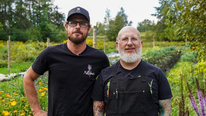 Les copropriétaires du restaurant Les Mal-Aimées Yannick Côté et Daniel Charbonneau regardent la caméra.