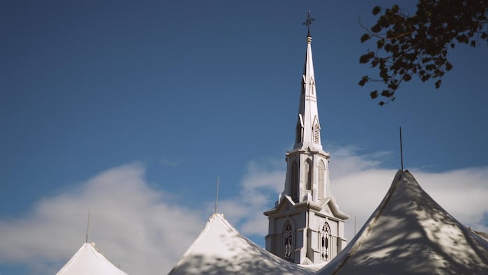 Le clocher de la cathédrale et des toiles de chapiteau.