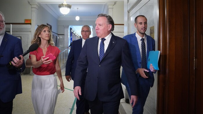 François Legault sur la passerelle de l'Assemblée nationale.