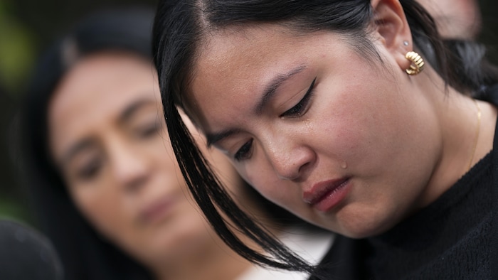 Une larme coule sur la joue de Stéphanie Valenzuela.
