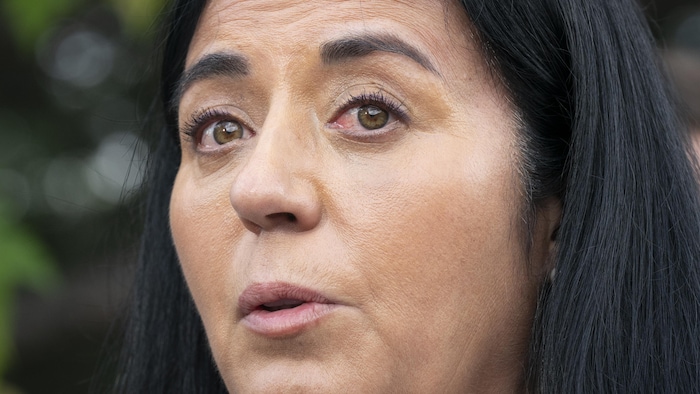 Soraya Martinez Ferrada pleure.