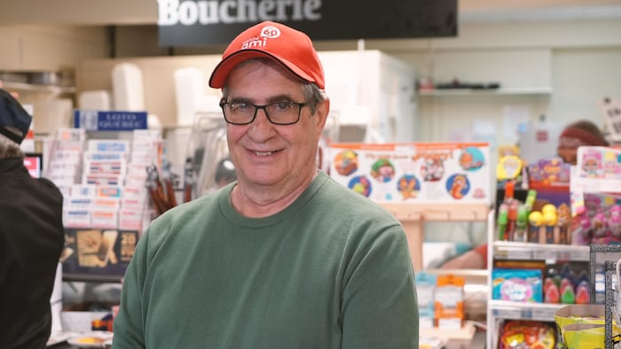 Un homme dans une épicerie
