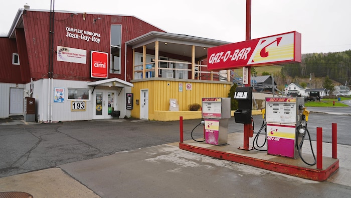 Une station-service et un magasin.