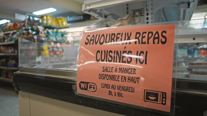 Une pancarte indiquant des repas cuisinés sur place.