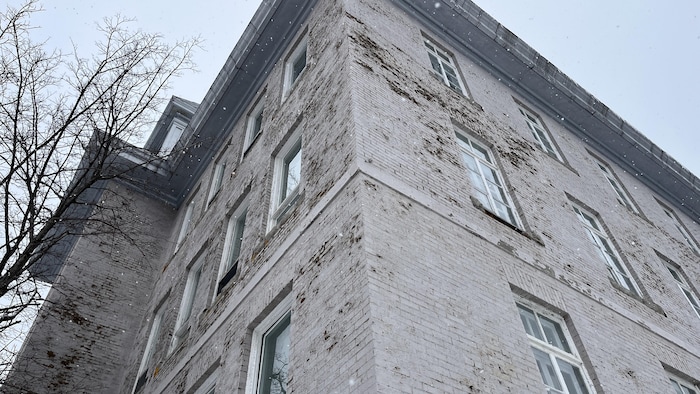 Le bâtiment des Ateliers Saint-Louis en piteux état.