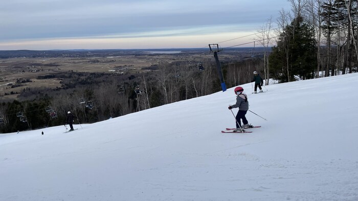 Un skieur sur une piste.