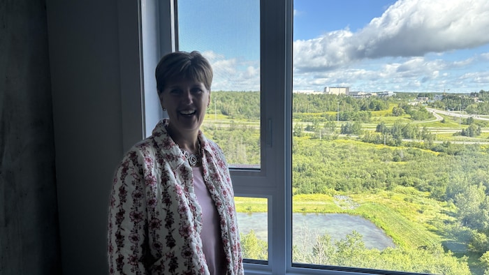 Marie-Claude Bibeau devant une fenêtre.