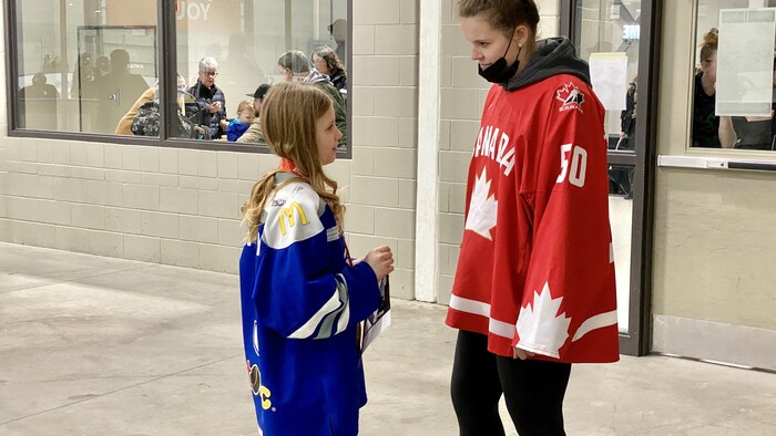 Une jeune gardienne de but rencontre une de ses idoles, la gardienne de l’équipe nationale de hockey féminin, Kristen Campbell.