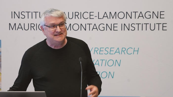 Une photo de Peter Galbraith au lutrin, lors d'une présentation à l'Institut Maurice-Lamontagne.