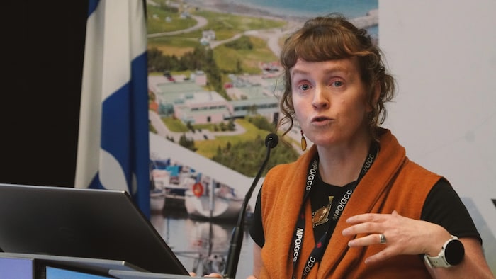 Une photo de Marjolaine Blais, lors d'une présentation à l'institut Maurice-Lamontagne. 