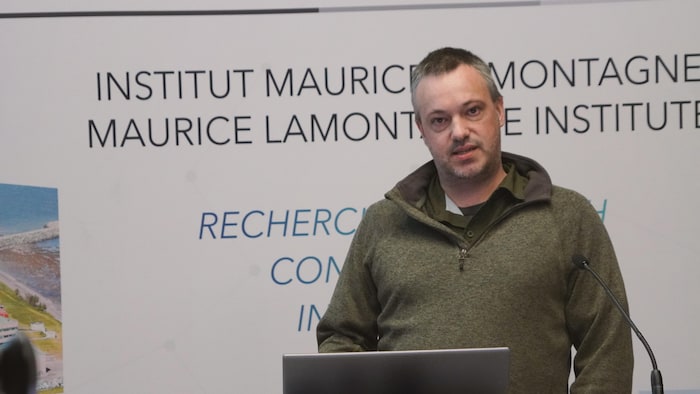 Une photo de David Drolet lors d'une présentation à l'Institut Maurice-Lamontagne. 