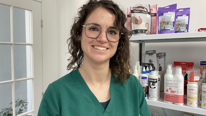 Une photo d'Aryane Maltais, dans un bureau de vétérinaire.