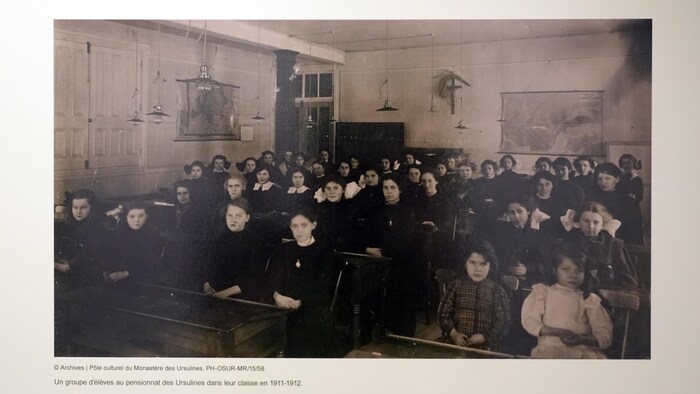 Une classe de jeunes filles au couvent des Ursulines à Rimouski.