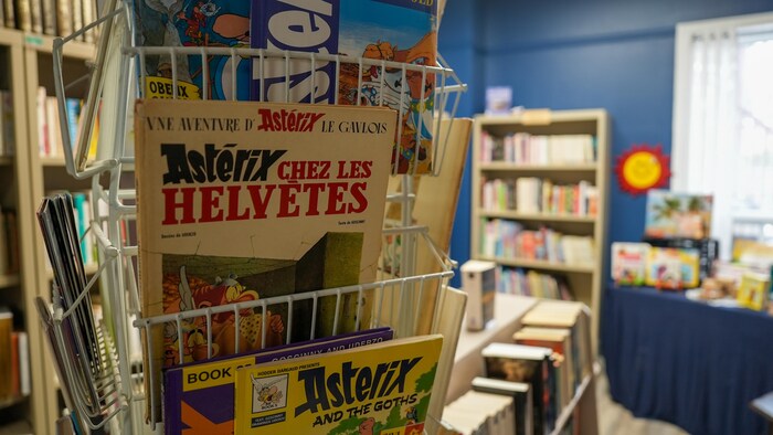 Un présentoir avec des bandes dessinées.