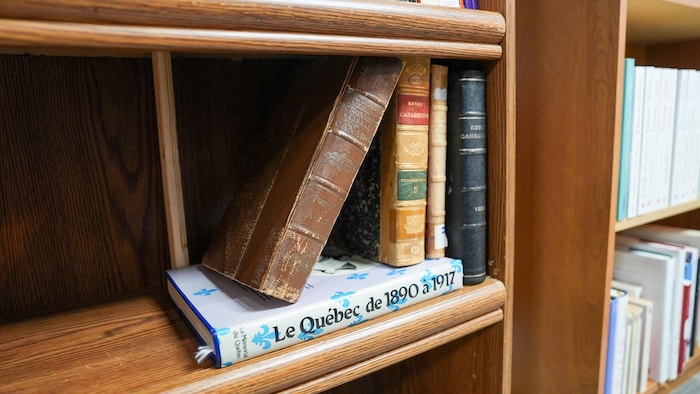 Des livres sur une étagère.