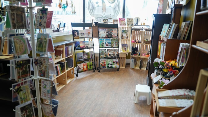 Des étagères d'une librairie.