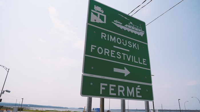 Une affiche indiquant que la traverse est fermée.